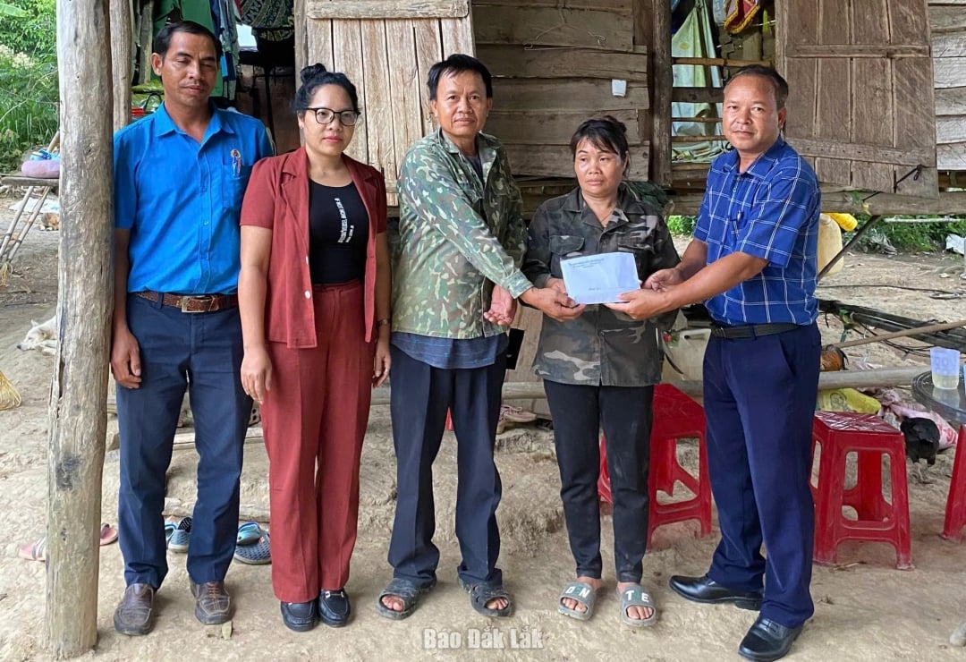Đoàn công tác UBND huyện Lắk thăm hỏi và trao kinh phí hỗ trợ gia đình anh Hà Văn Khương.