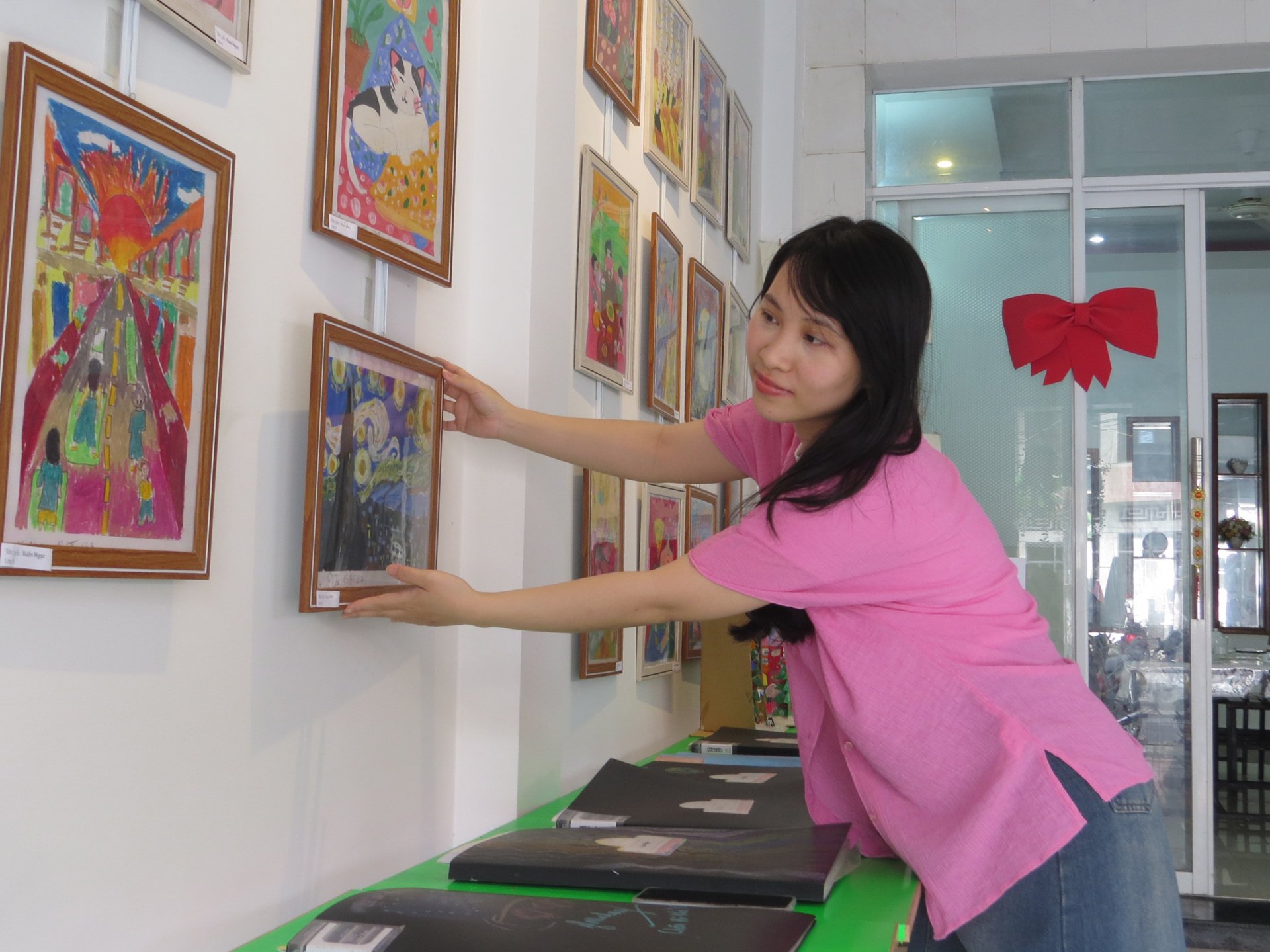 Phan Ngọc Thùy Dương tại cơ sở Chạm Nhiên. Ảnh: ĐỨC TUẤN