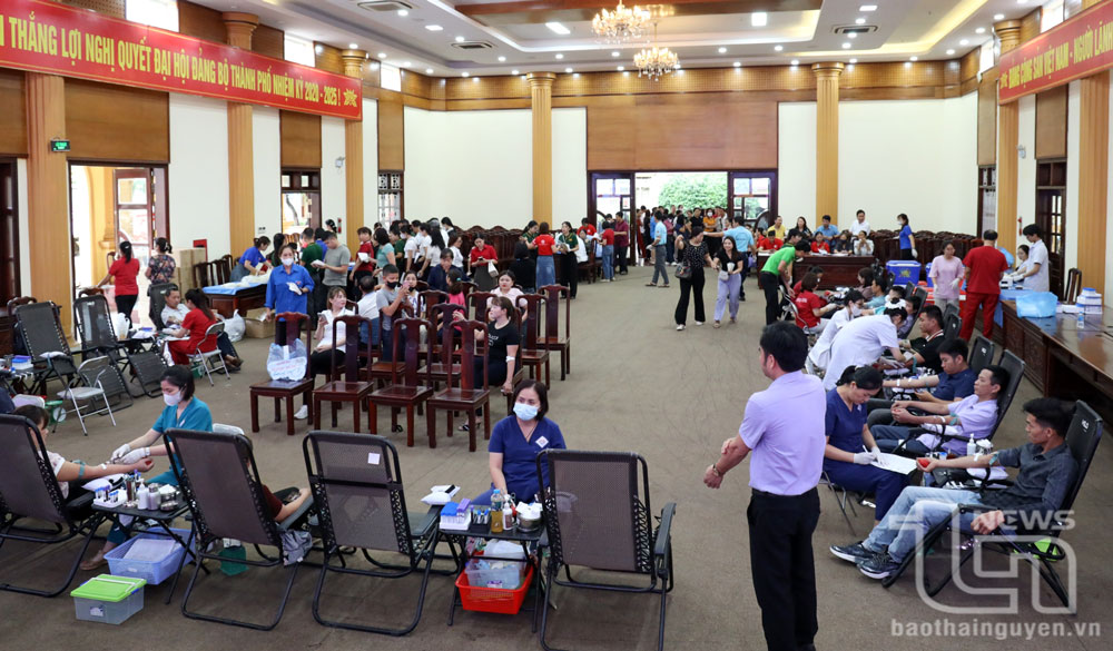 The second voluntary blood donation festival in 2025 of Pho Yen City attracted over 350 people to register to donate blood.