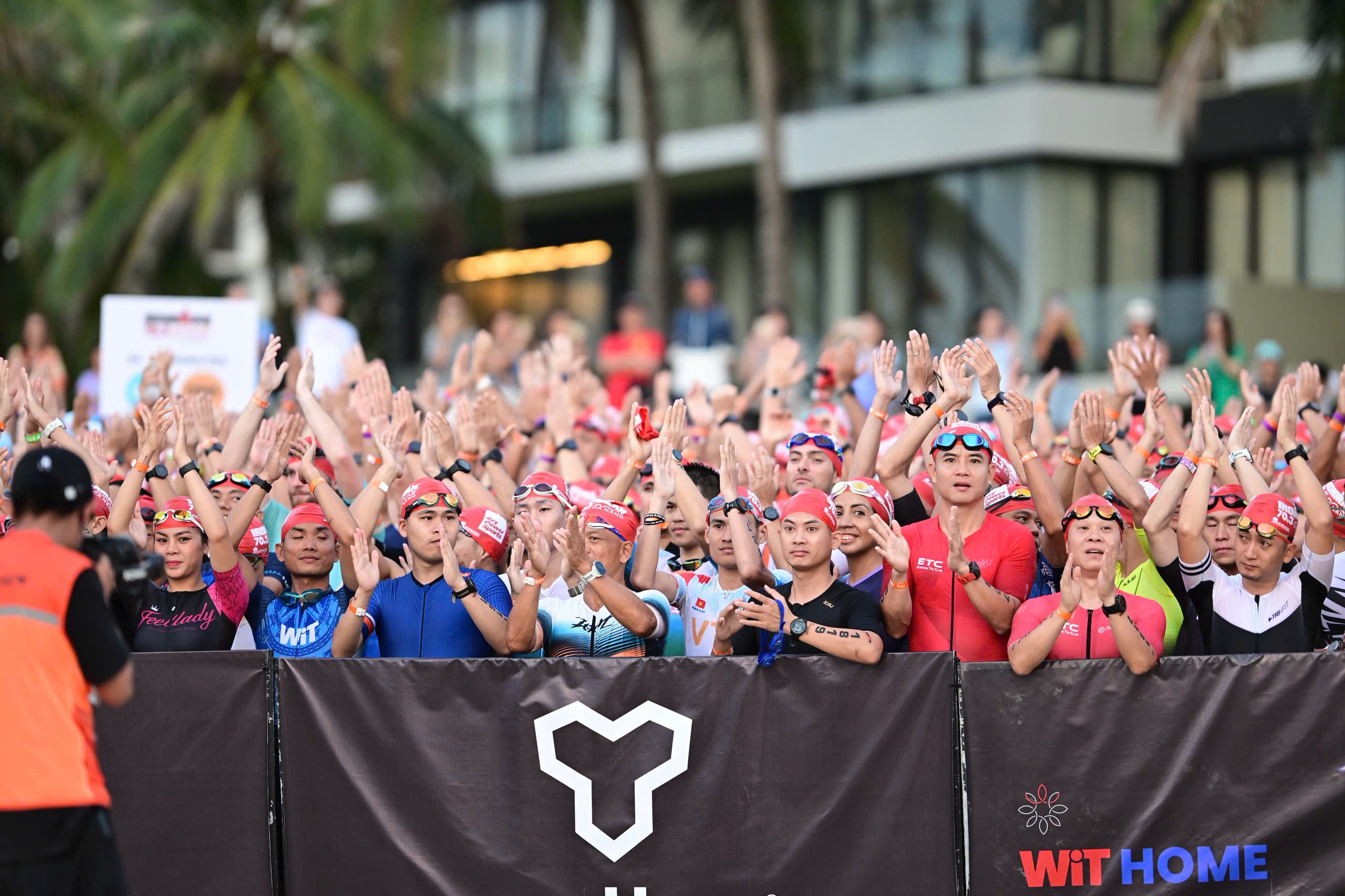 Hàng nghìn 'người thép' lao ra biển Sơn Thủy tranh tài IRONMAN 70.3 Đà Nẵng- Ảnh 1.