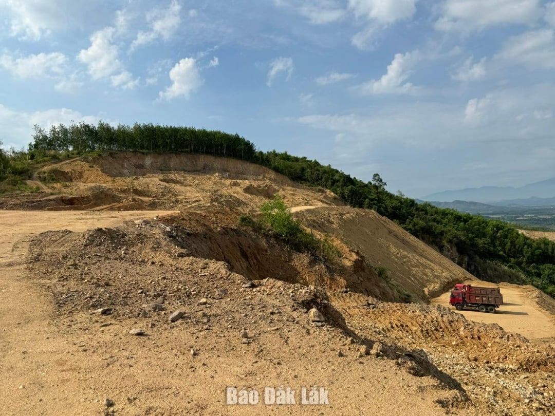 Mỏ đá phục vụ thi công Dự án thành phần 2 tại thôn 6B, xã Ea Păl, huyện Ea Kar.
