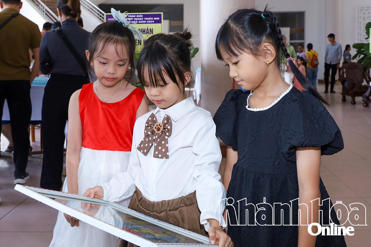 Các em thiếu nhi xem tranh tại lễ trao giải cuộc thi Giải thưởng Mỹ thuật thiếu nhi tỉnh Khánh Hòa năm 2024.