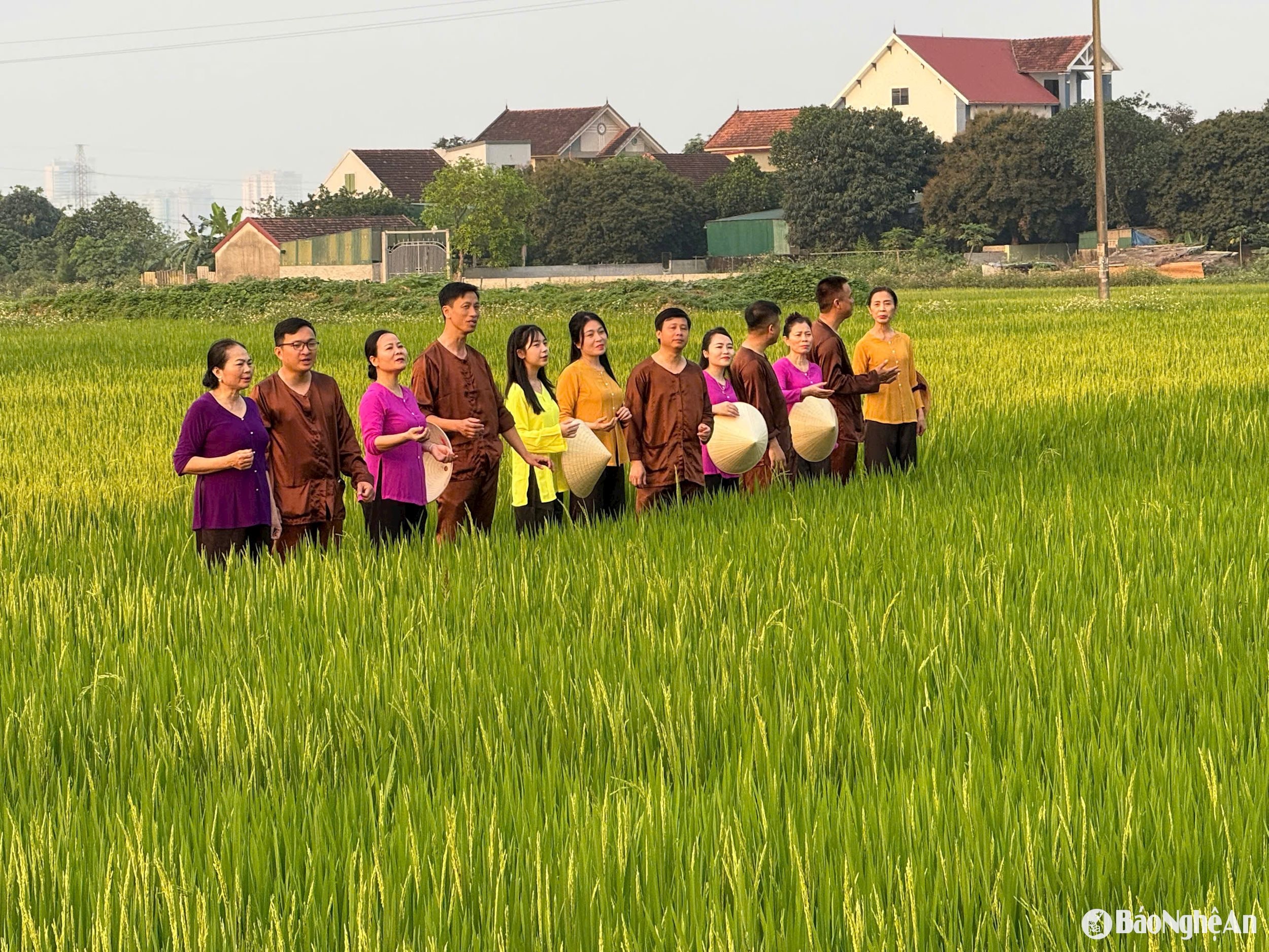Bà Nguyễn Thị Thuận ngoài cùng bên trái trong một không gian diễn xướng