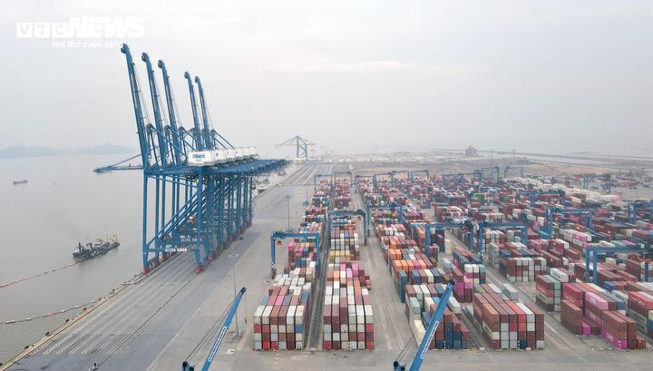 Vue de la porte internationale de Lach Huyen, le plus grand port maritime du Nord.