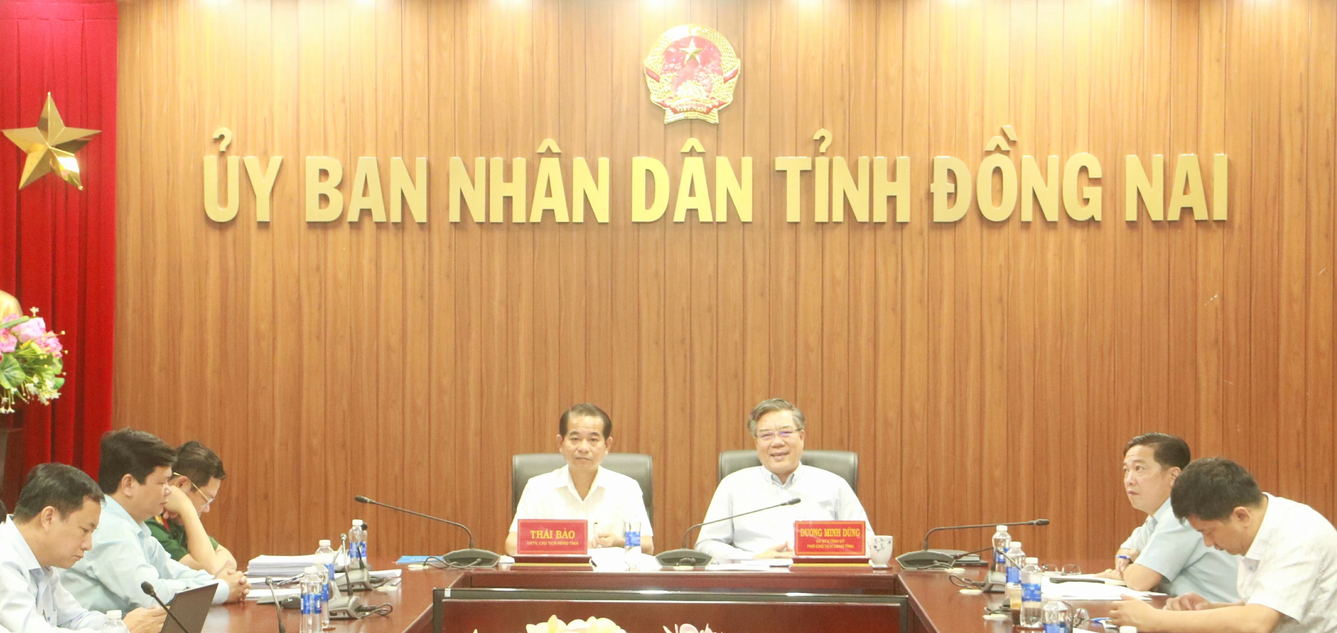 Ủy viên Ban Thường vụ Tỉnh ủy, Phó chủ tịch UBND tỉnh Dương Minh Dũng và Ủy viên Ban Thường vụ Tỉnh ủy, Chủ tịch HĐND tỉnh Thái Bảo chủ trì hội nghị tại điểm cầu tỉnh Đồng Nai. Ảnh: Sông Thao