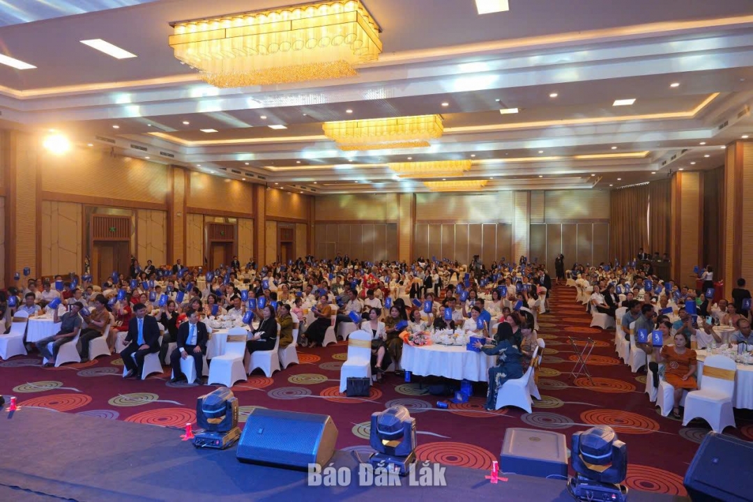 អ្នកគ្រប់គ្រង ទីប្រឹក្សា និងអតិថិជនមួយចំនួនធំបានចូលរួមក្នុងការប្រារព្ធខួបលើកទី 25 នៃ Bao Viet Life Dak Lak។