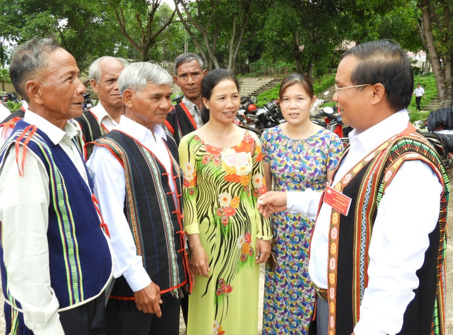 ong-siu-thil-pho-bi-thu-thuong-truc-huyen-uy-duc-co-bia-phai-trao-doi-ve-cong-tac-xay-dung-chinh-don-dang-voi-doi-ngu-can-bo-cac-xa-thi-tran-anh-thanh-nhat-dscn8635.jpg