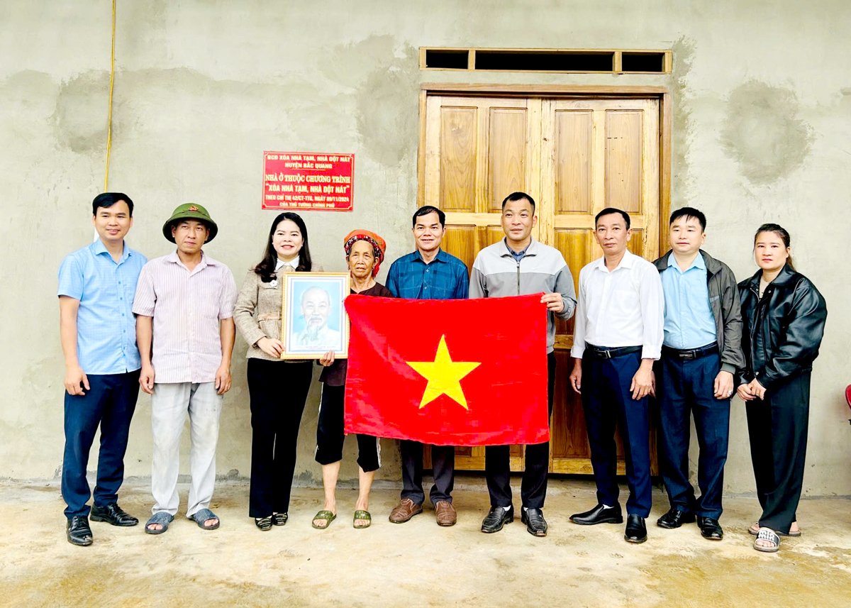 Gia đình anh Triệu Chàn Họ, thôn Bản Tân, xã Tân Thành (Bắc Quang) phấn khởi về nhà mới.