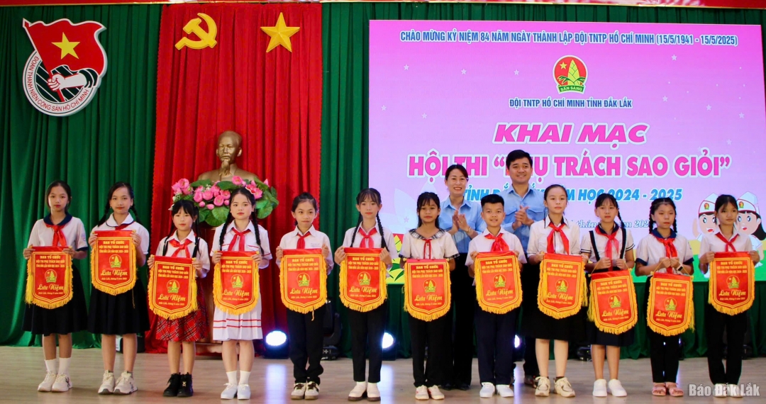Ban tổ chức trao cờ lưu niệm cho các thí sinh.