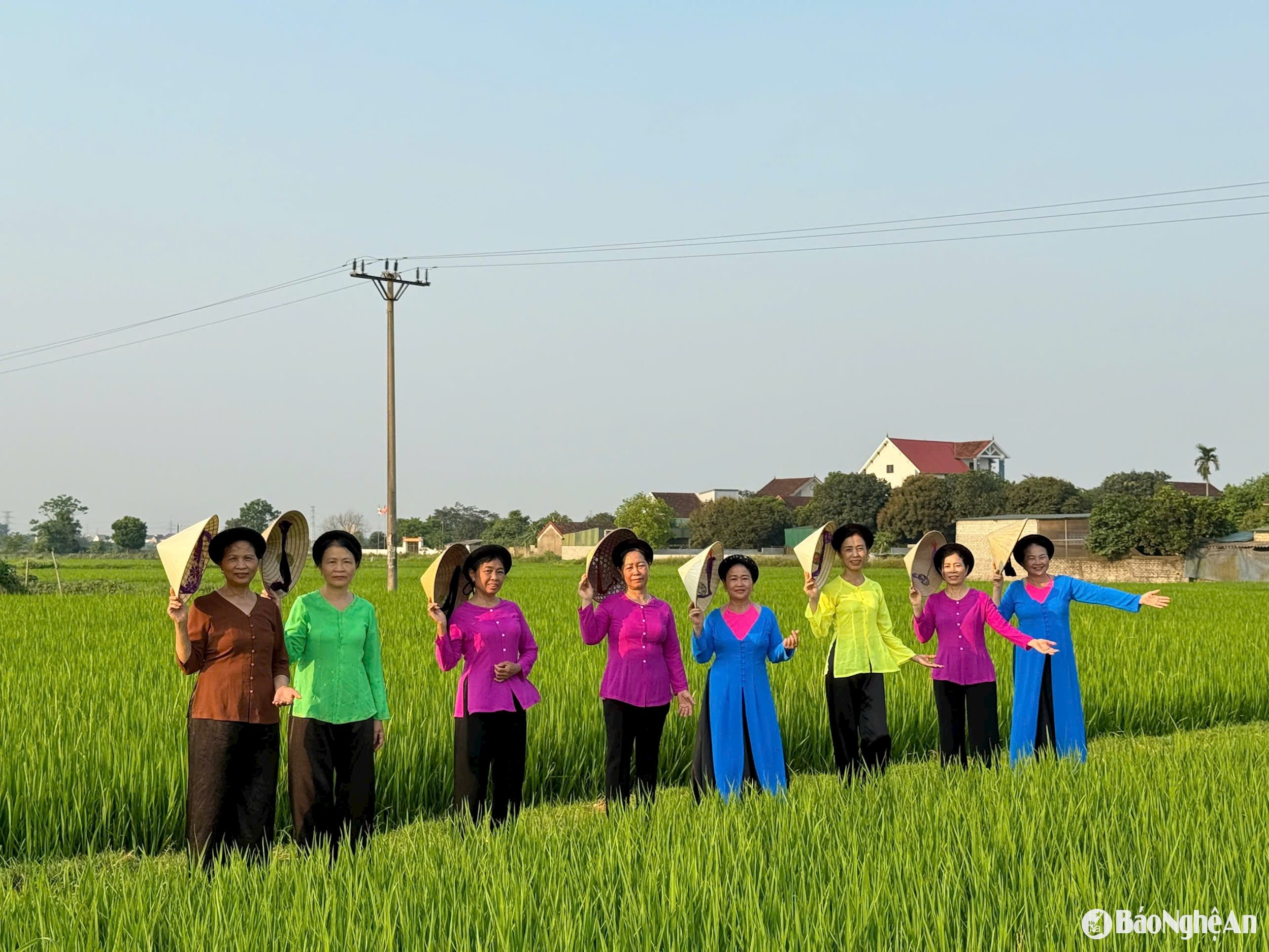  Bà Nguyễn Thị Thuận bên phải