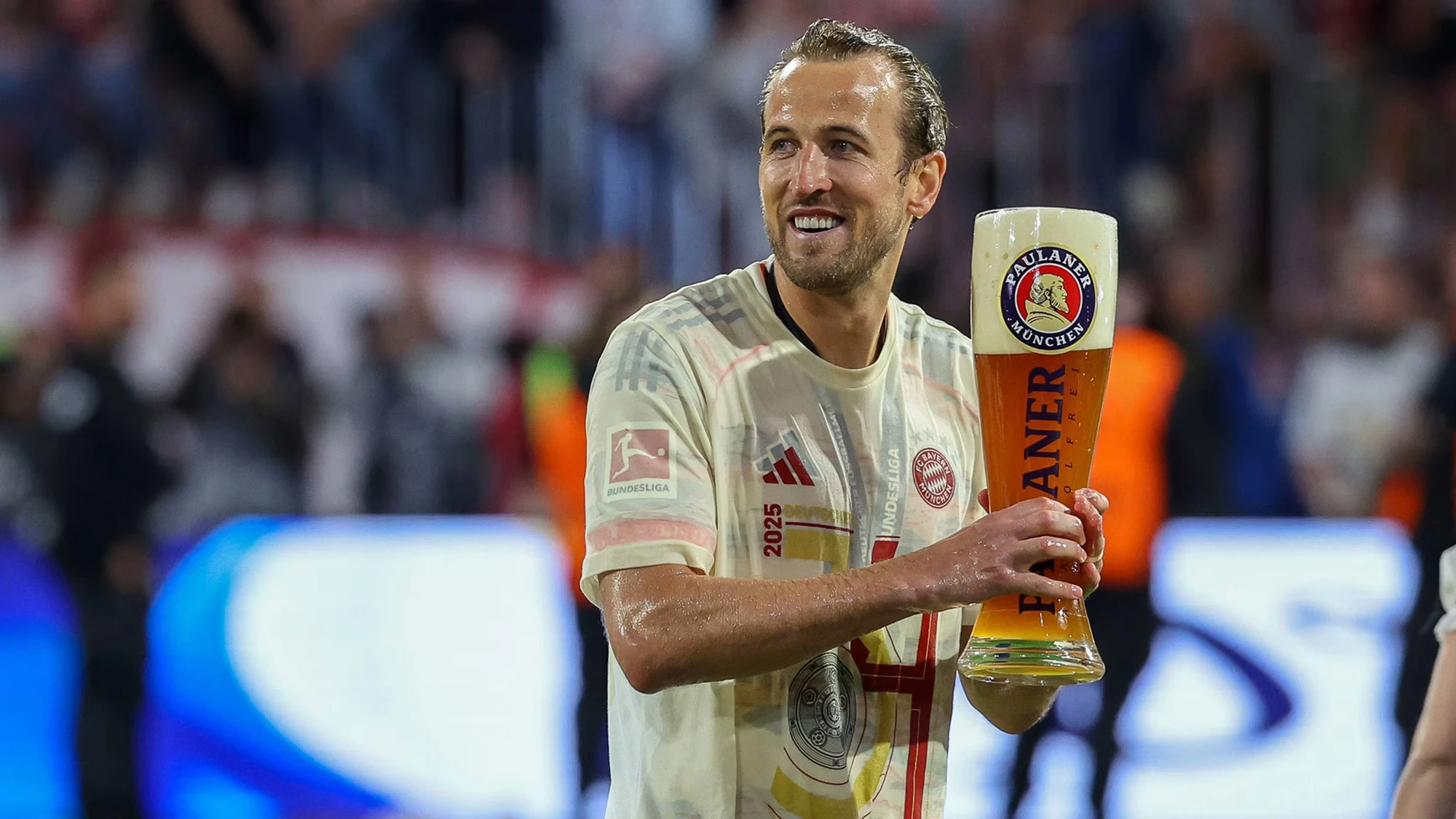 [Ảnh] Khoảnh khắc lần đầu nâng cúp Bundesliga của Harry Kane ảnh 10