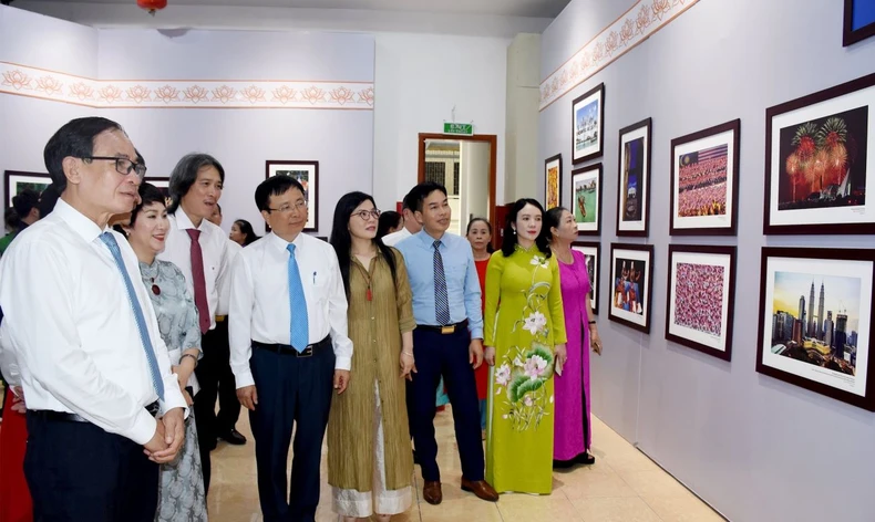Hơn 200 tác phẩm trưng bày tại Triển lãm “Đất nước, con người ASEAN” ảnh 1