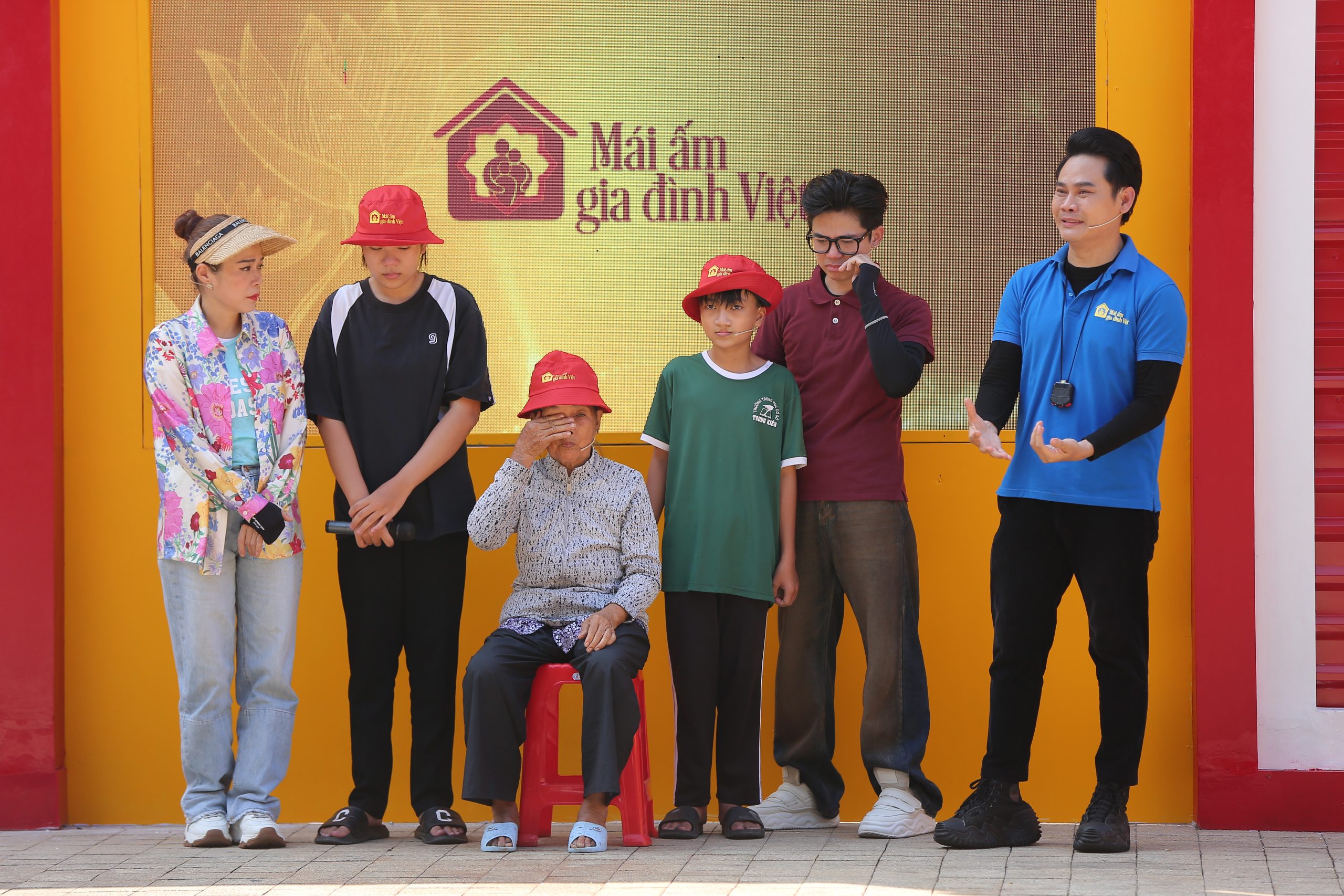 MC Dương Hồng Phúc, ca sĩ Mỹ Lệ và ca sĩ Đạt Long Vinh nghẹn ngào trước câu chuyện của gia đình Trọng Hữu