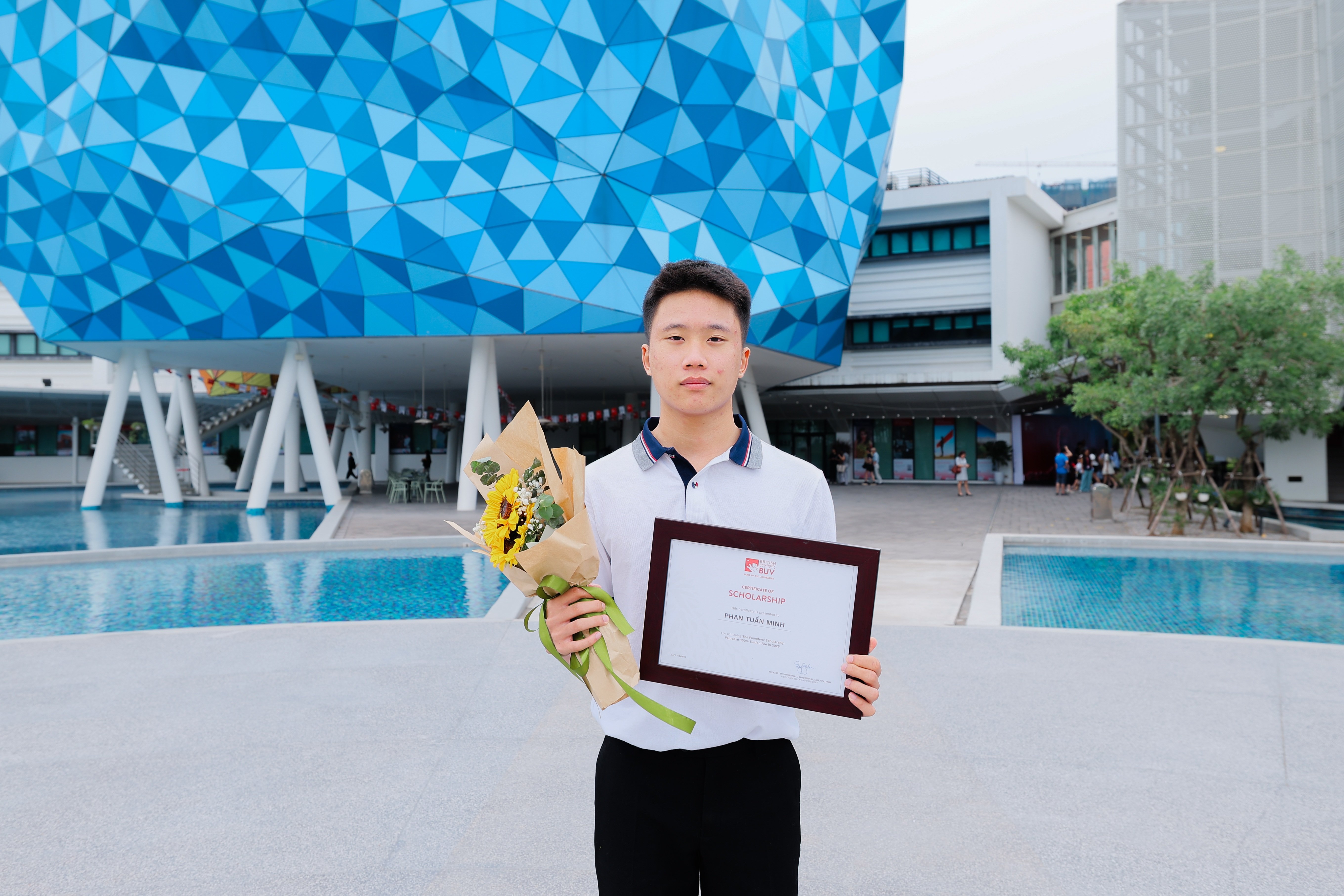 11 lần chuyển trường, 10 lần chuyển nhà, nam sinh giành học bổng toàn phần - 2
