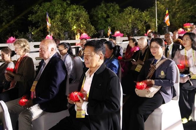 Đêm thắp nến hoa đăng cầu quốc thái dân an và hòa bình cho thế giới. Ảnh: Xuân Khu-TTXVN