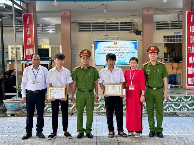 Biểu dương 2 học sinh vùng biển đảo Kiên Giang trả lại tiền, vàng cho người mất - Ảnh 2.