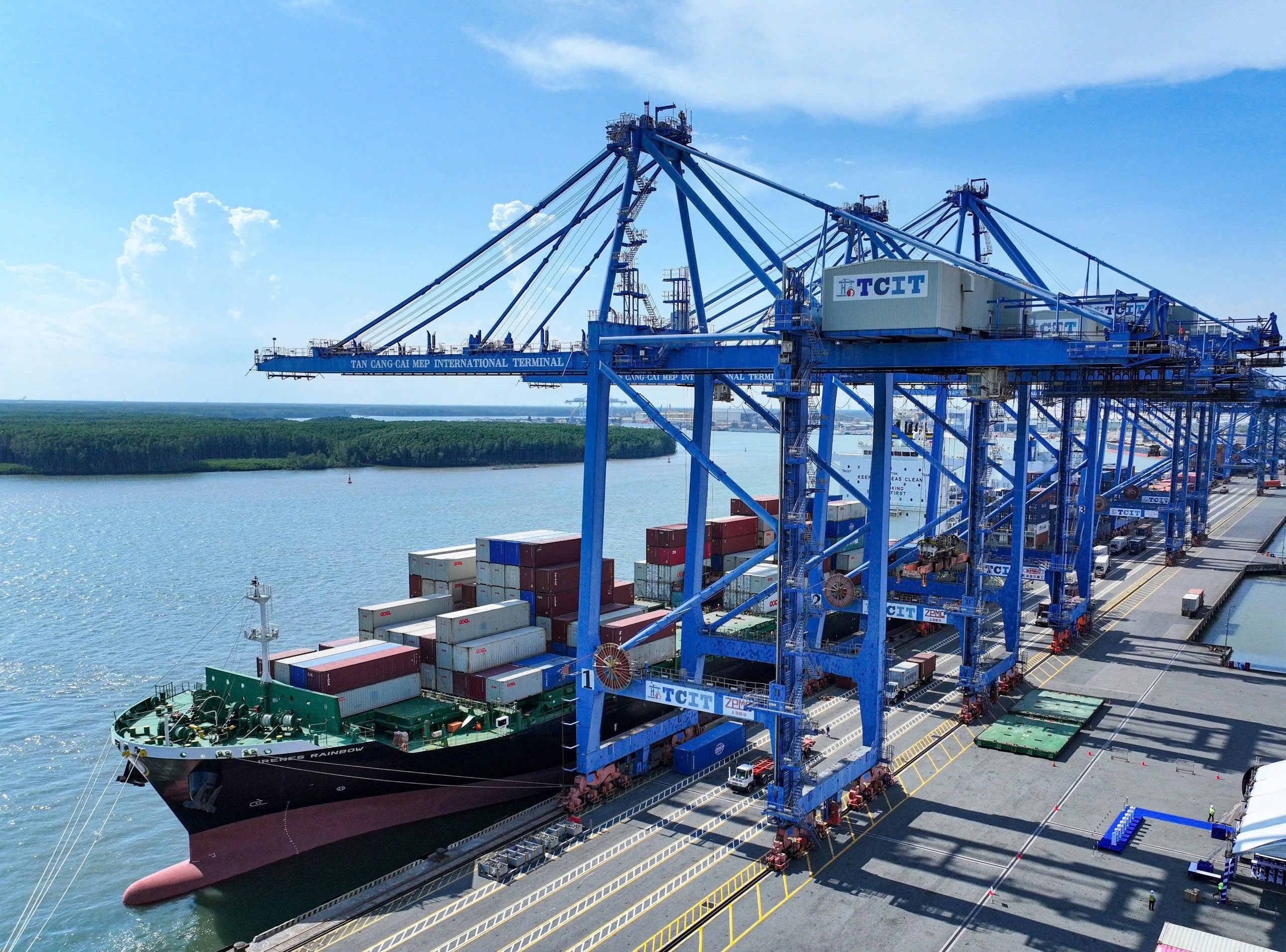 Tàu IRENES RAINBOW thuộc tuyến KTX2 do hãng tàu OOCL khai thác, vừa cập cảng TCIT. Đây là tuyến kết nối Việt Nam với các thị trường trọng điểm châu Á như Thái Lan, Nhật Bản và Trung Quốc.