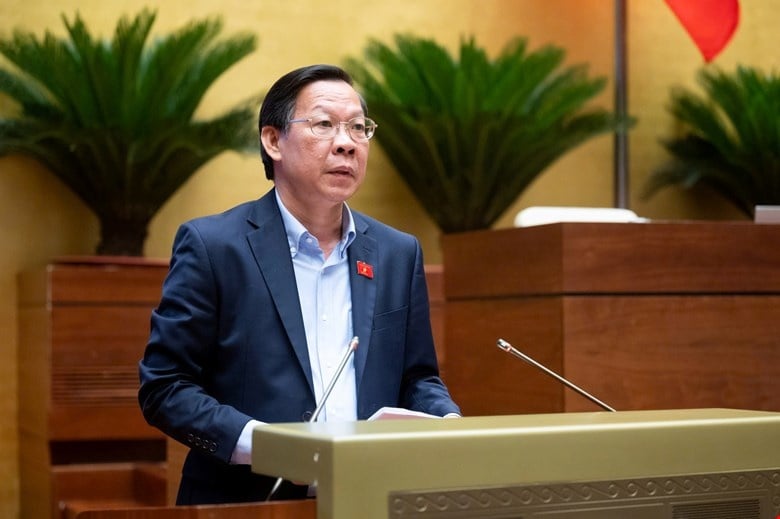 Chủ nhiệm Uỷ ban Kinh tế và Tài chính Phan Văn Mãi báo cáo trước Quốc hội