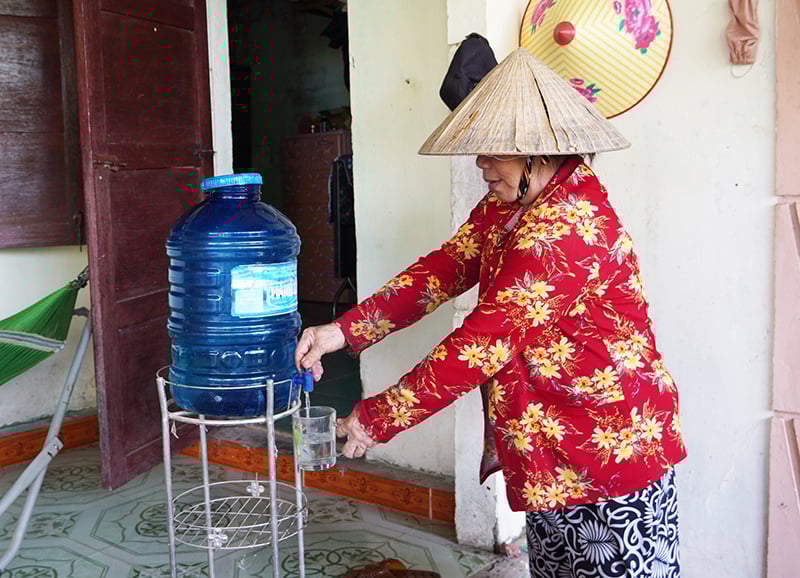 Thiếu nước sạch, bà Từ Thị Duật, thôn Nguyệt Áng phải mua nước bình về để uống và nấu ăn.