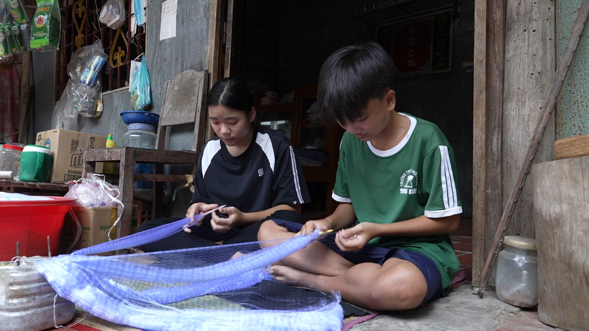 Chị em My và Hữu luôn ý thức được gia đình mình khó khăn, nên từ nhỏ các em đã rất ngoan và hiểu chuyện