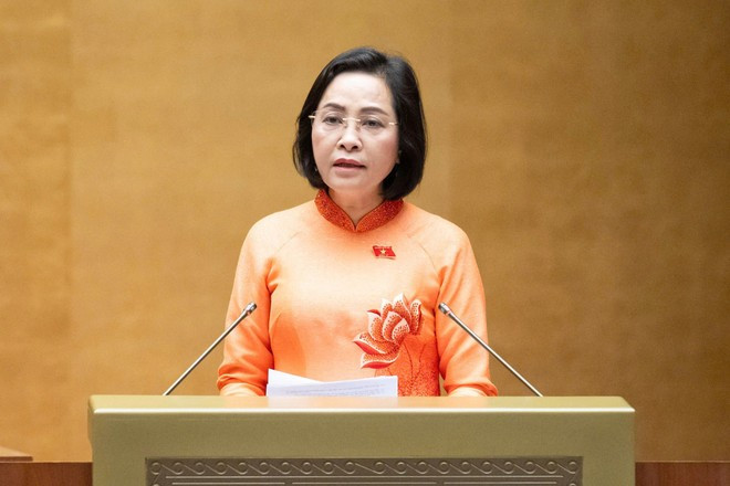 Phó Chủ tịch Quốc hội Nguyễn Thị Thanh đọc tờ trình về việc rút ngắn nhiệm kỳ Quốc hội khóa XV và Hội đồng nhân dân các cấp nhiệm kỳ 2021-2026. (Ảnh: quochoi.vn)