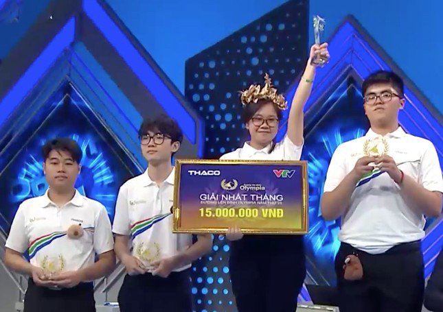 Cô bé hạt tiêu hạ gục 3 thí sinh nam, giành vòng nguyệt quế Olympia