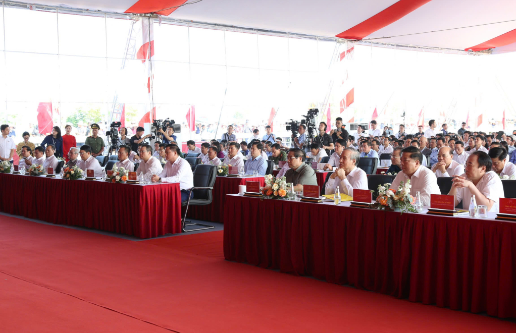 Các đại biểu dự lễ khởi công.
