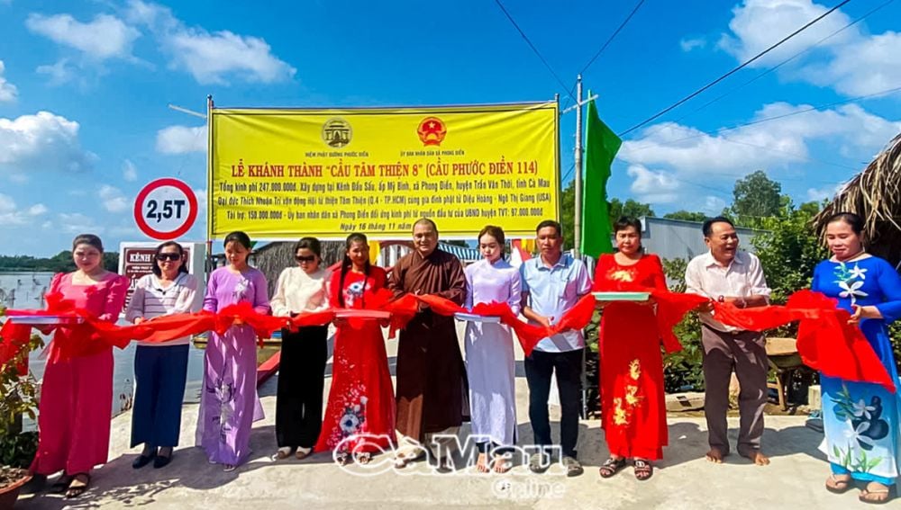 Hình ảnh Ðại đức Thích Nhuận Trí gắn liền với những chiếc cầu, ngôi nhà và nhiều hoàn cảnh khó khăn ở các địa phương trong tỉnh. 