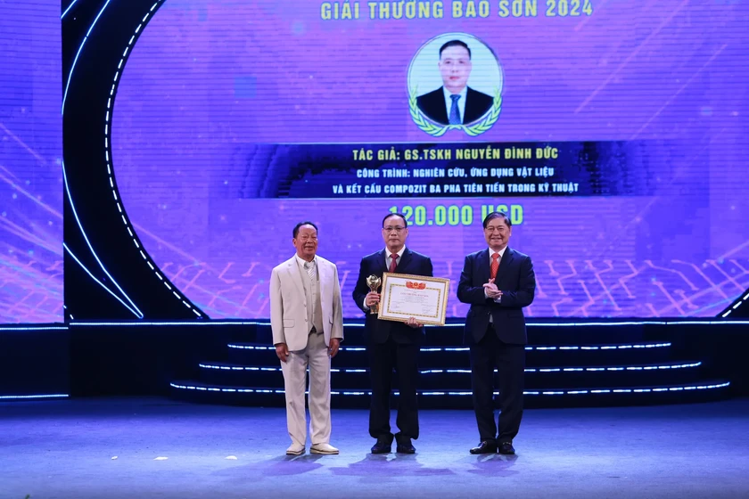 GS.TSKH Nguyễn Đình Đức nhận giải. Ảnh TA
