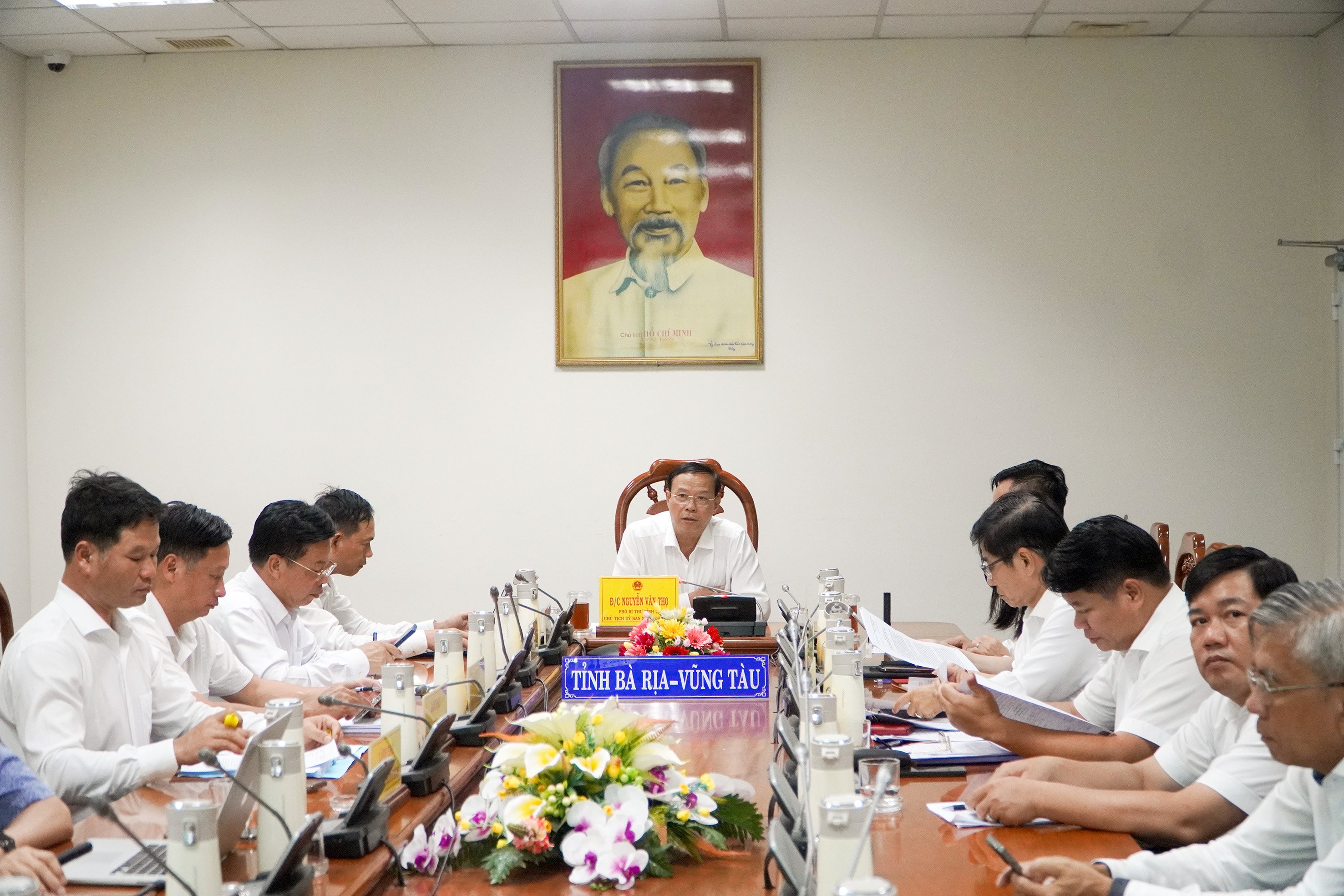 Chủ tịch UBND tỉnh Nguyễn Văn Thọ chủ trì cuộc họp.