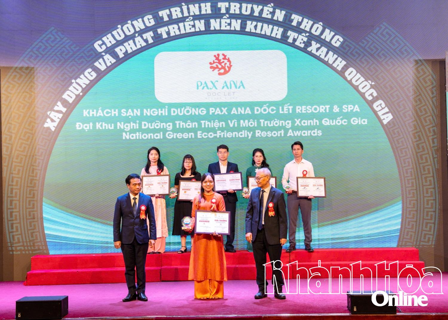 Lãnh đạo Viện VIDS trao giải thưởng “Khách sạn thân thiện vì môi trường xanh quốc gia” cho đại diện Pax Ana Dốc Lết Resort &amp; Spa.