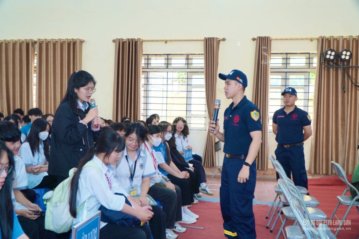 Cán bộ Phòng Cảnh sát Phòng cháy chữa cháy và Cứu nạn cứu hộ, Công an tỉnh đang chia sẻ với học sinh các kiến thức về kỹ năng phòng chống đuối nước và kỹ năng sơ cấp cứu khi gặp tai nạn đuối nước