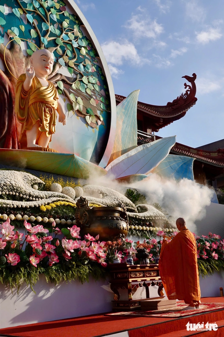 Đại lễ Phật đản: Đoàn kết, hòa ái, tích cực kiến tạo thế giới hòa bình - Ảnh 4.