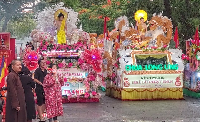 Diễu hành xe hoa mừng đại lễ Phật đản- Ảnh 2.