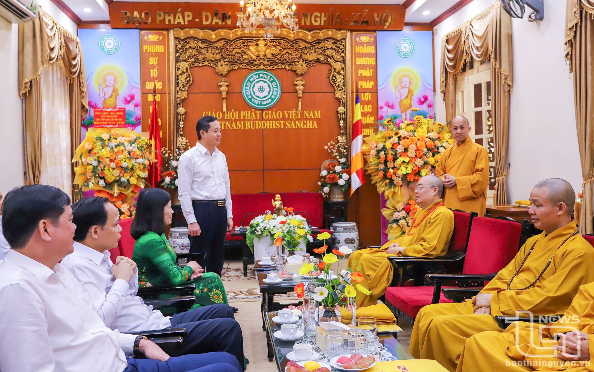 Đồng chí Phạm Hoàng Sơn, Phó Bí thư Thường trực Tỉnh ủy, Chủ tịch HĐND tỉnh phát biểu tại buổi gặp mặt.