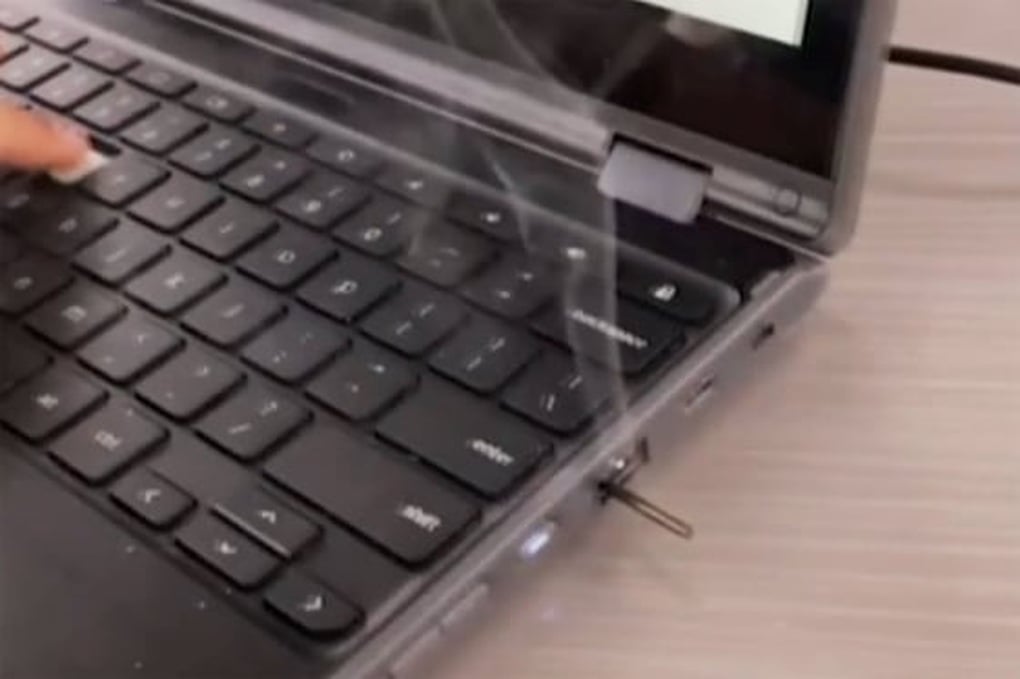 Học sinh cố tình làm cháy laptop do thực hiện theo trò đùa trên TikTok - 1