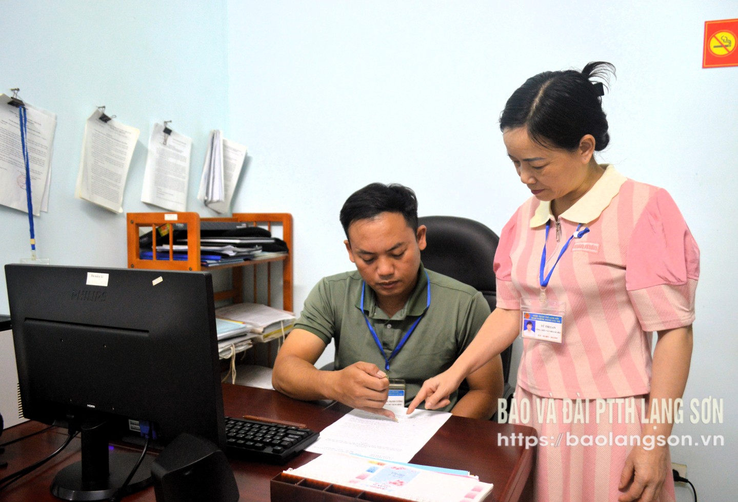 Officials and civil servants of the People's Committee of Hoang Van Thu ward, Lang Son city exchanged professional expertise on administrative procedure reform.