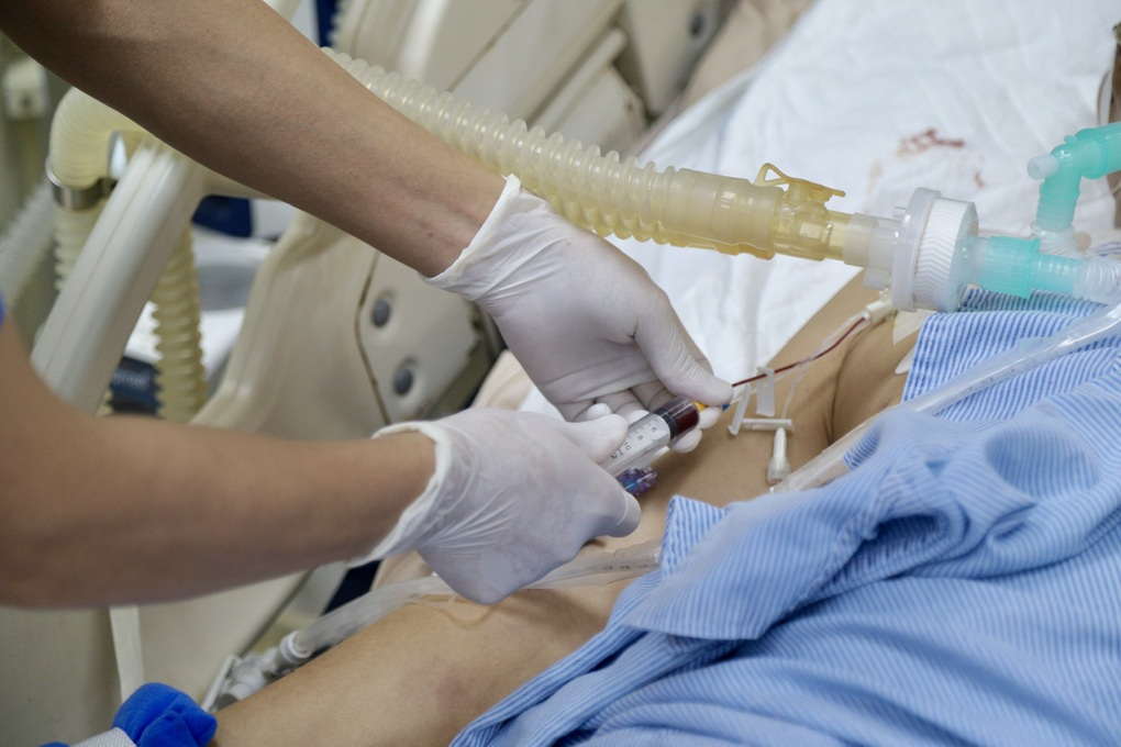 Xúc động chăm sóc người bệnh những giây phút sinh tử - 1