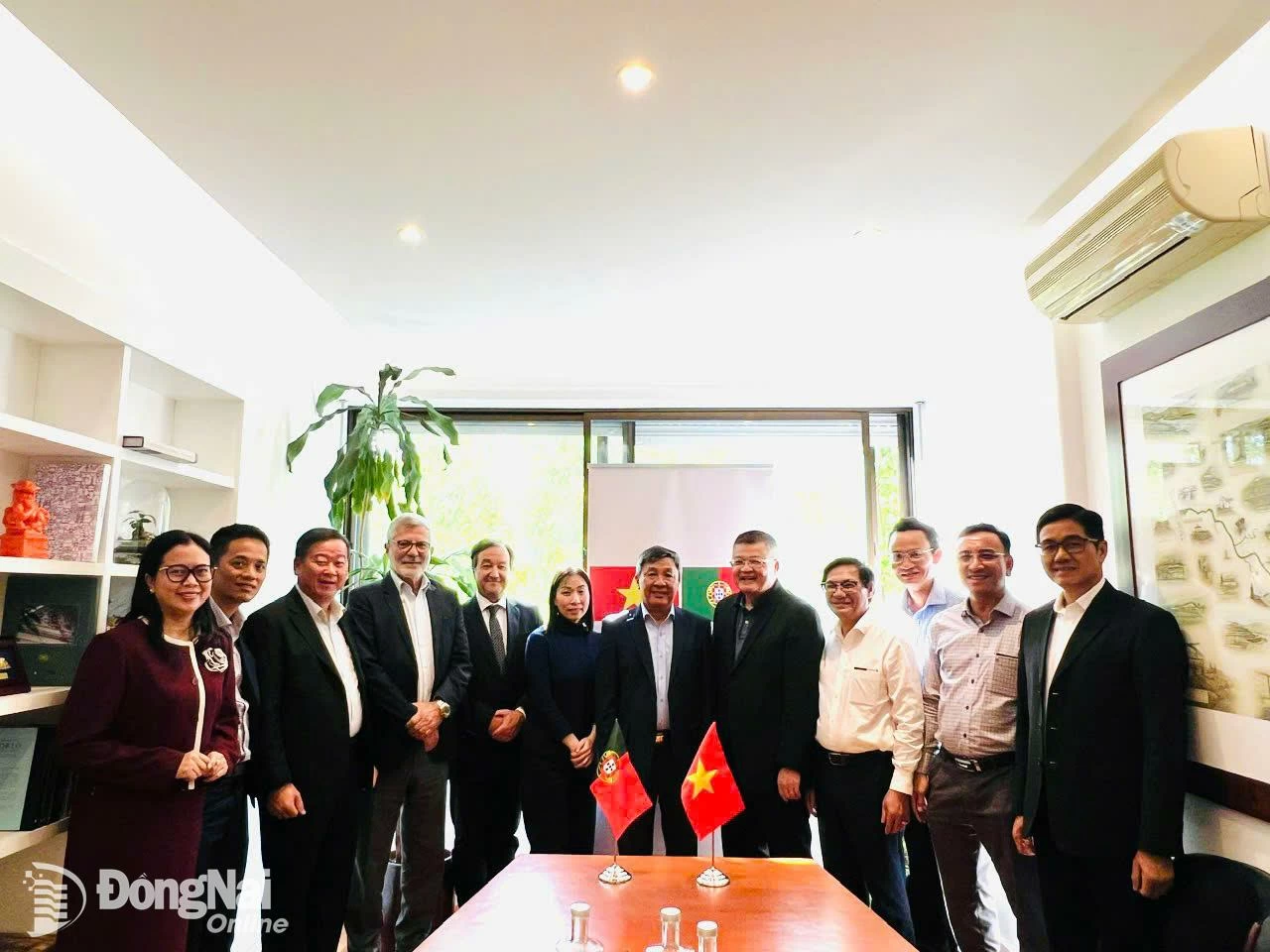 Đoàn lãnh đạo tỉnh Đồng Nai do đồng chí Hồ Thanh Sơn, Phó Bí thư Thường trực Tỉnh ủy làm trưởng đoàn chụp hình kỷ niệm với các đại diện Đại sứ quán Việt Nam tại Bồ Đào Nha và Hội hữu nghị Bồ Đào Nha – Việt Nam. Ảnh: CTV
