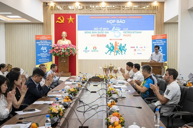 Tay vợt trẻ thách thức cựu binh ở Giải vô địch bóng bàn quốc gia Báo Nhân Dân ảnh 1