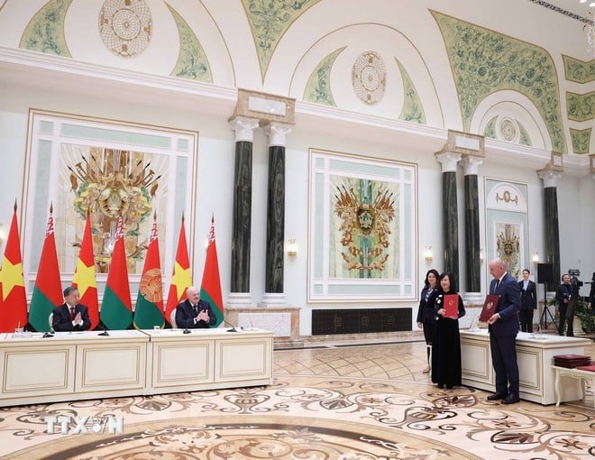 Tổng Bí thư Tô Lâm và Tổng thống Belarus Aleksandr Lukashenko chứng kiến Lễ trao Bản ghi nhớ hợp tác giữa Bộ Y tế Việt Nam và Bộ Y tế Belarus trong lĩnh vực dược phẩm.(Ảnh: Thống Nhất/TTXVN)