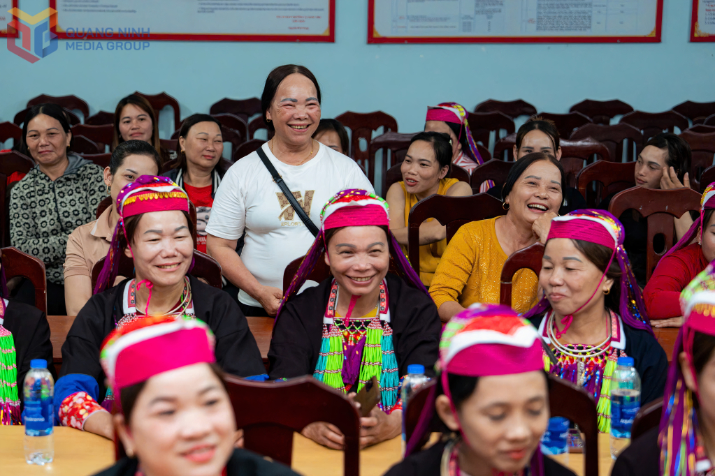 Bà con DTTS huyện Ba Chẽ hào hứng tham gia các buổi tuyên truyền về SKSS-KHHGĐ.