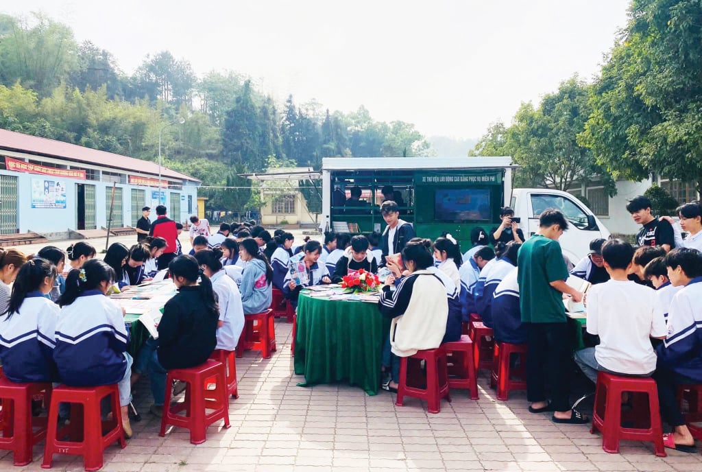 Xe Thư viện lưu động đa phương tiện phục vụ học sinh Trung tâm Giáo dục nghề nghiệp - Giáo dục thường xuyên huyện Nguyên Bình.
