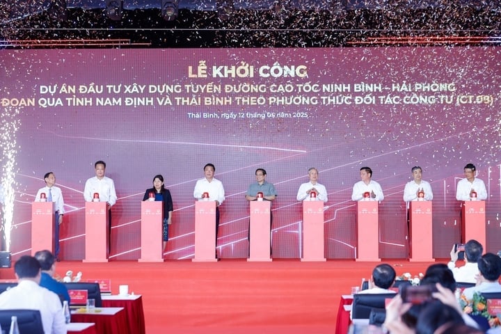 Thủ tướng Phạm Minh Chính và các đại biểu thực hiện nghi thức khởi công dự án. (Ảnh: VGP)
