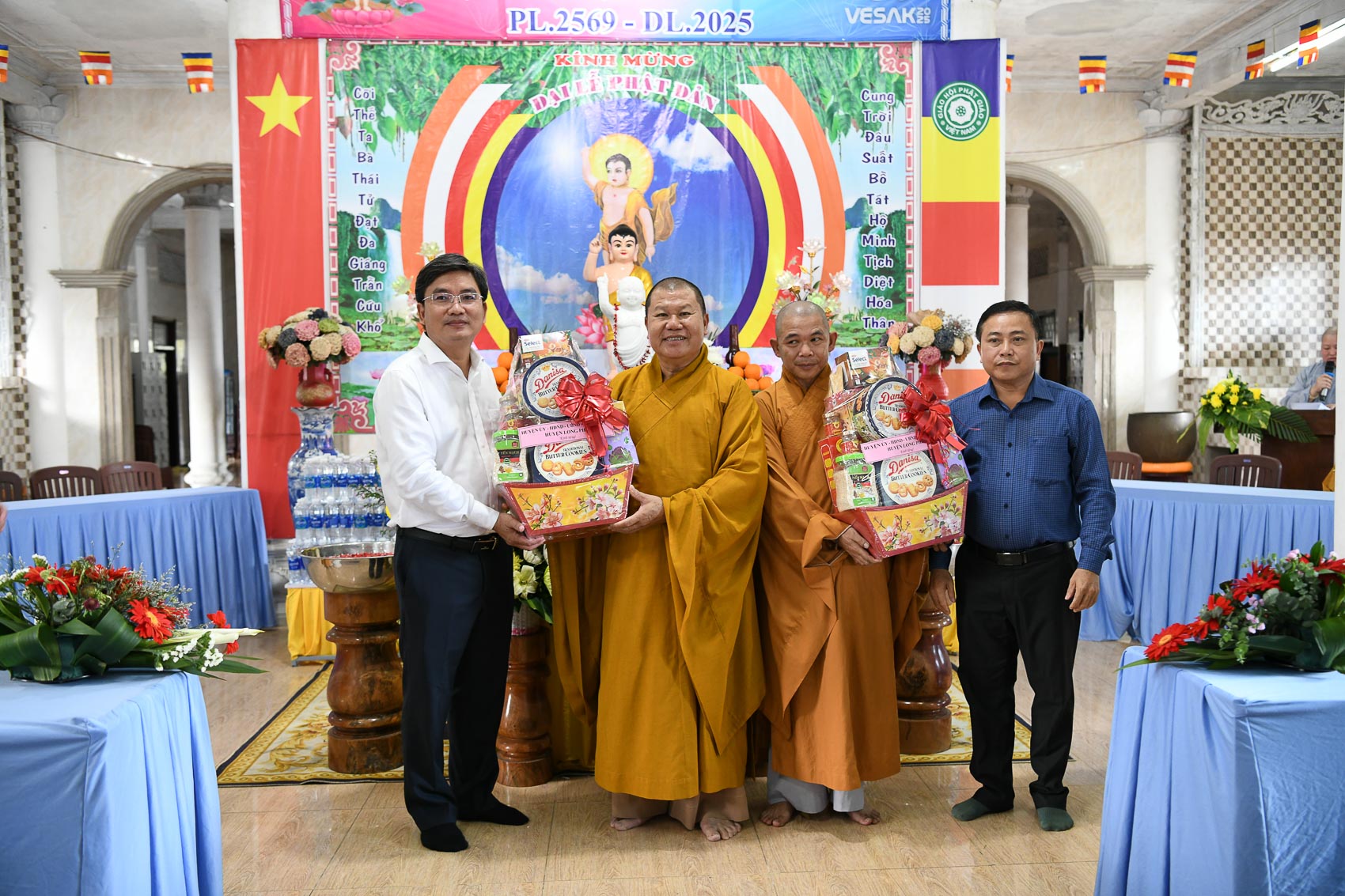 Đồng chí Lâm Tiến Thạch – Tỉnh ủy viên, Bí thư Huyện ủy Long Phú tặng quà cho chùa Quan Âm, thị trấn Đại Ngãi.