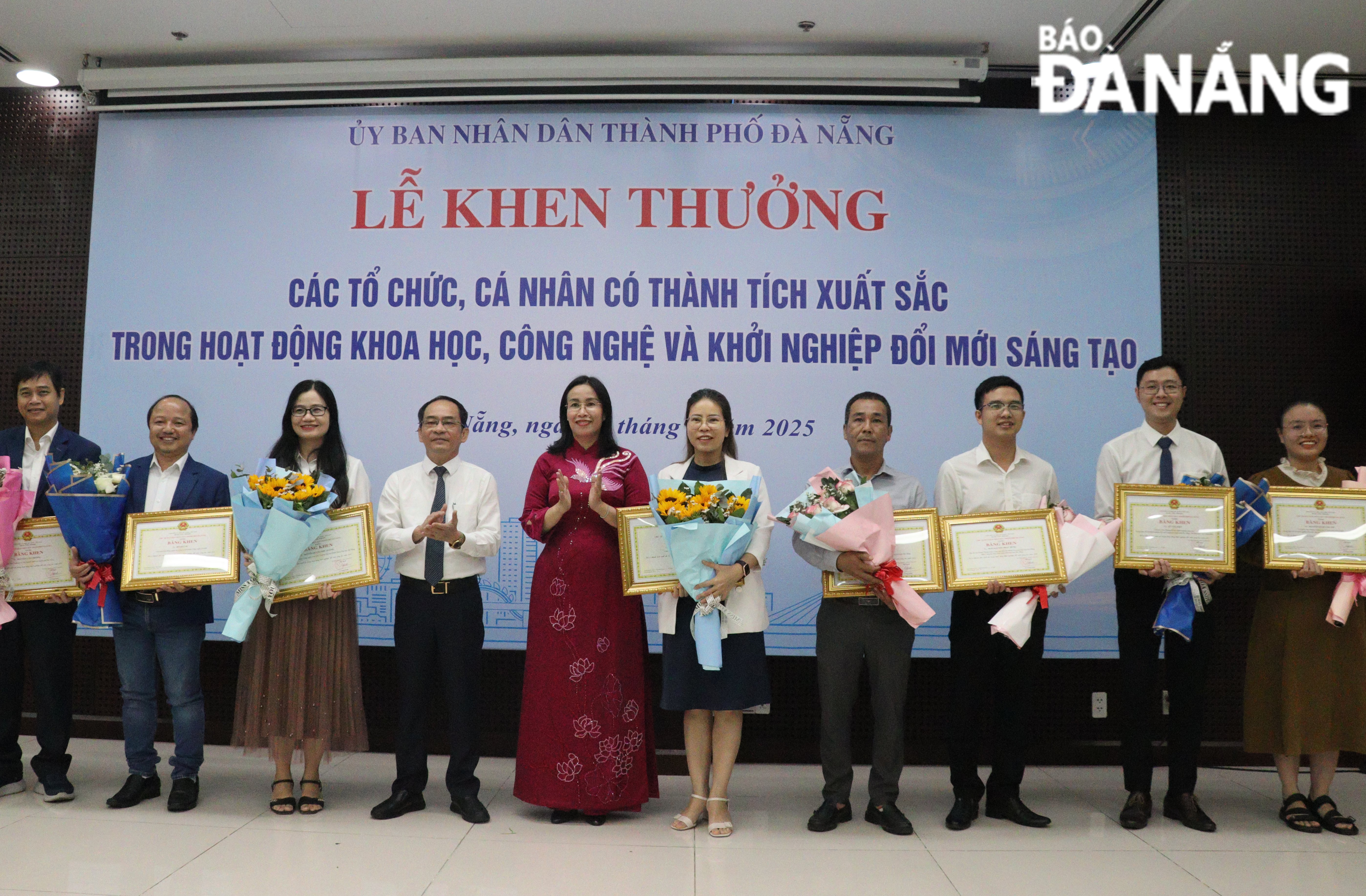 City leaders awarded certificates of merit from the Chairman of the City People's Committee to collectives and individuals with outstanding achievements in innovative start-up activities in 2024. Photo: TRAN TRUC