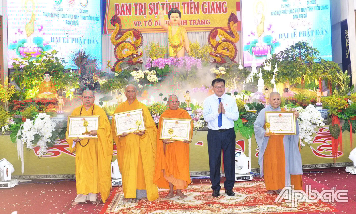 Đồng chí Đỗ Tấn Hùng, Ủy viên Ban Thường vụ, Trưởng Ban tuyên giáo và Dân vận Tỉnh ủy trao Bằng khen của Chủ tịch UBND tỉnh cho các tập thể có thành tích xuất sắc