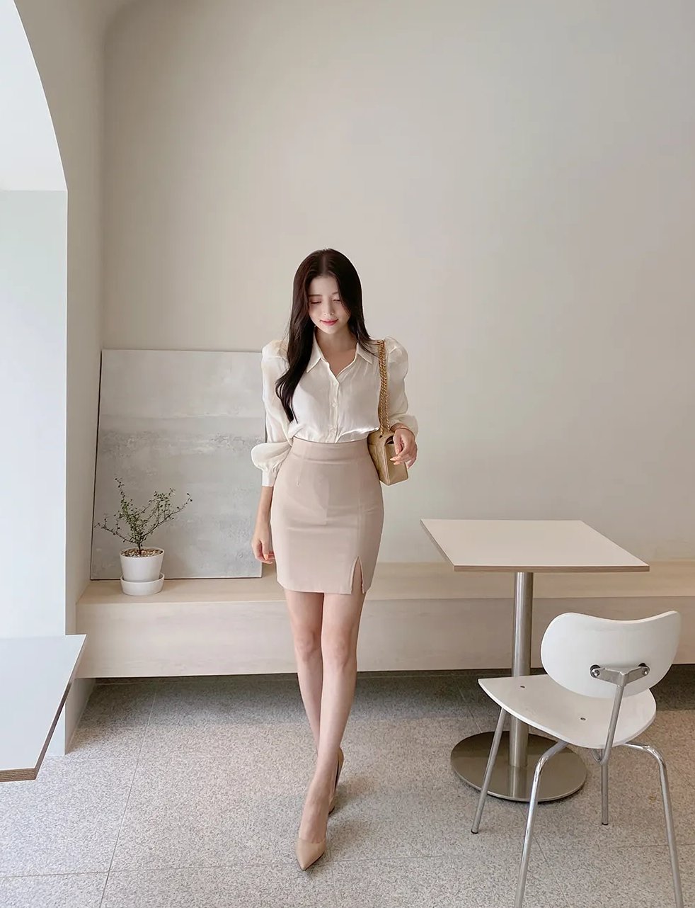 Các mẫu giày phối với váy ngắn mùa hè giúp chân dài hơn- Ảnh 2.