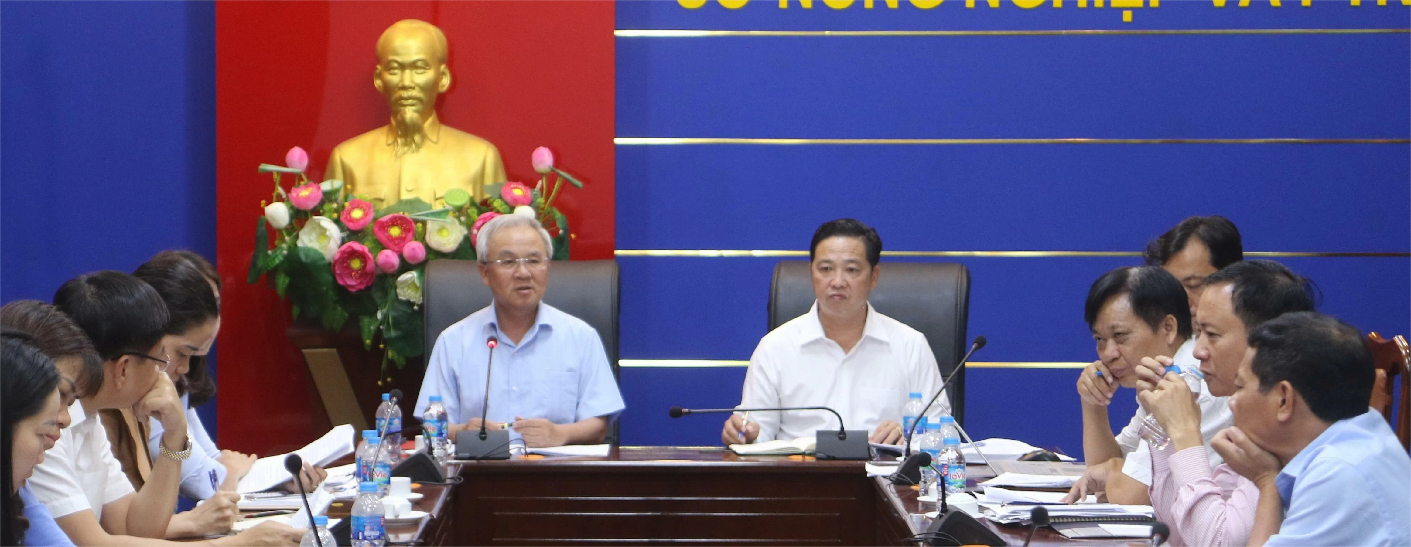 Chủ tịch Ủy ban MTTQ Việt Nam tỉnh Cao Văn Quang và Phó giám đốc Sở Nông nghiệp và môi trường Nguyễn Văn Thắng chủ trì cuộc họp cùng các ngành, địa phương về chương trình xóa nhà tạm, nhà dột nát tỉnh Đồng Nai năm 2025. Ảnh: Sông Thao