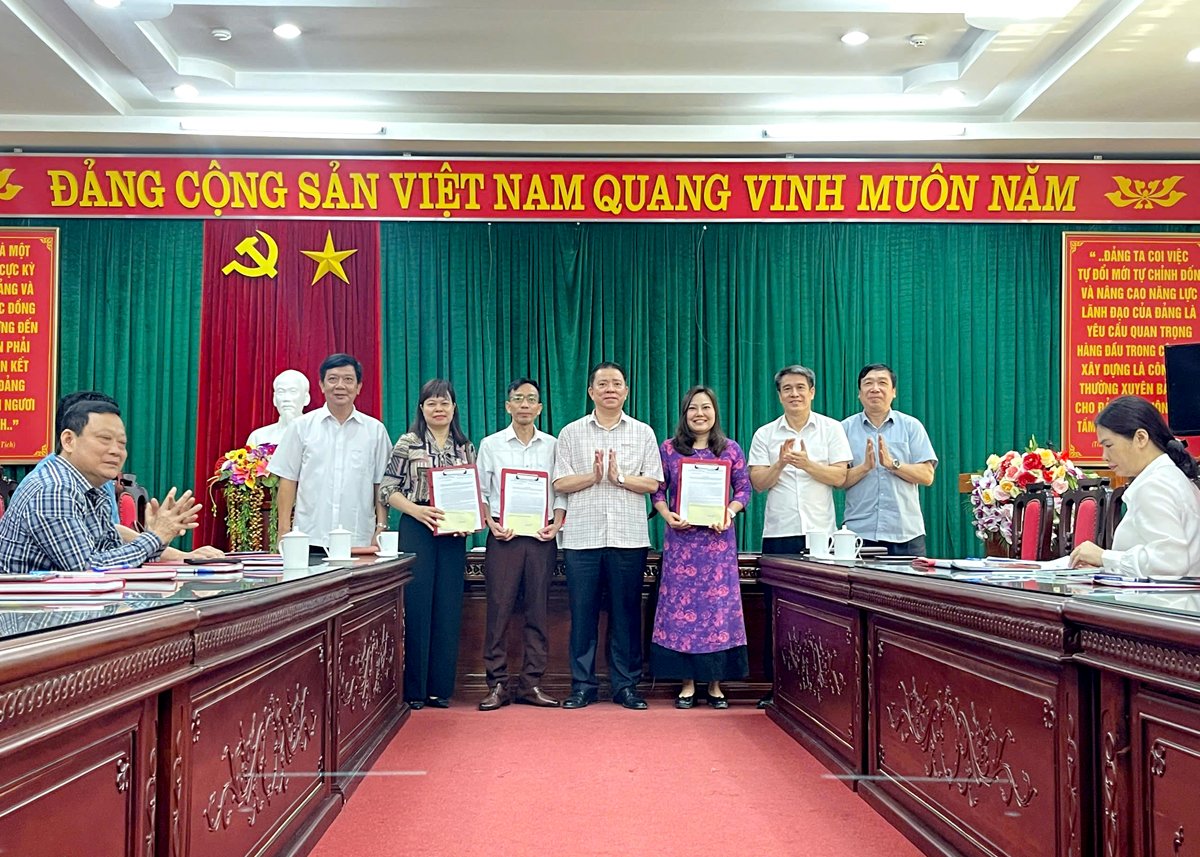 Trưởng ban Tuyên giáo và Dân vận Tỉnh ủy Trần Mạnh Lợi trao quyết định nghỉ hưu trước tuổi, nghỉ thôi việc ngay cho các đồng chí cán bộ, công chức cơ quan.
